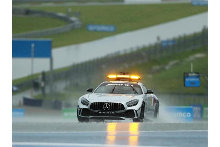 Ein Safety Car fährt probeweise über den nassen Red-Bull-Ring. Foto: Darko Bandic/AP Pool/dpa