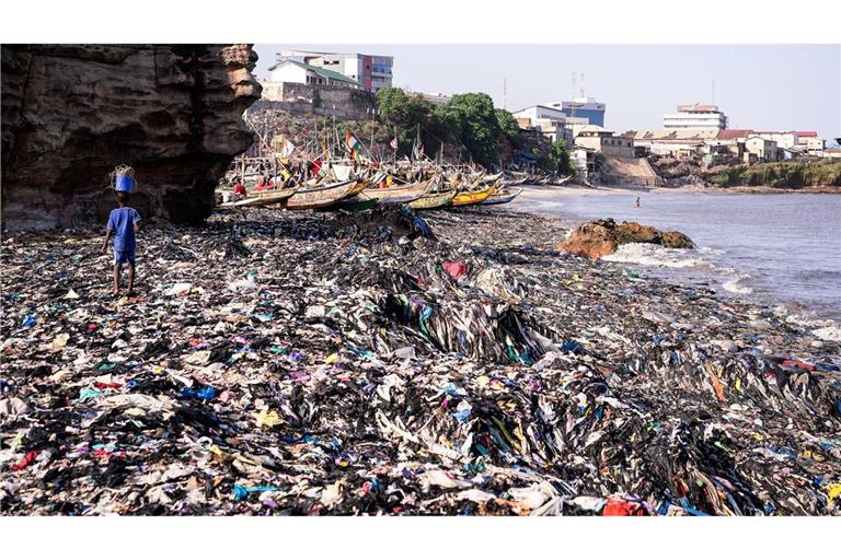 Ein Sandstrand, dessen Sand gar nicht mehr zu sehen ist: Massen an Klamotten vermüllen diesen Küstenabschnitt von Accra.