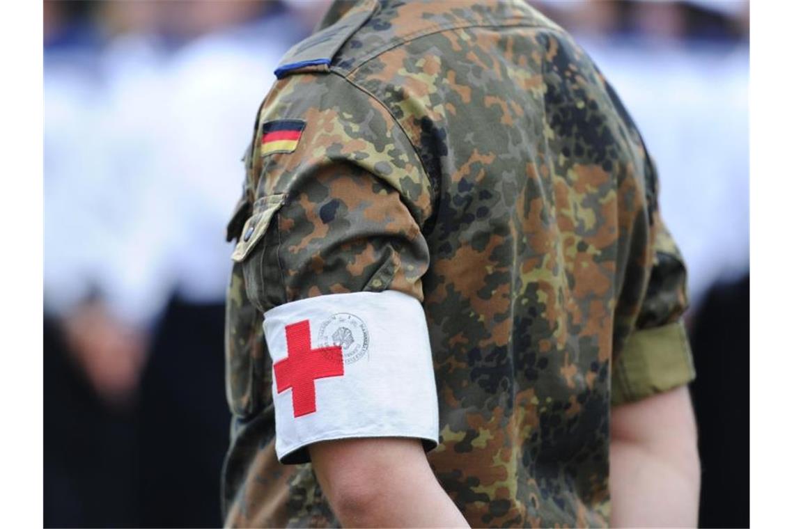 Ein Sanitäter der Bundeswehr mit Armbinde. Foto: Angelika Warmuth/dpa/Archivbild