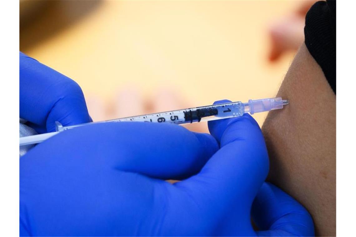 Ärzte rufen zu landesweitem Corona-Impftag in ihre Praxen Ein Sanitäter impft eine junge Frau mit dem Impfstoff Comirnaty (Biontech/Pfizer) gegen das Coronavirus. Foto: Soeren Stache/dpa-Zentralbild/dpa/Symbolbild