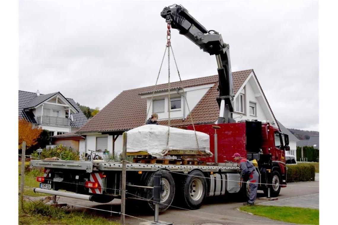 Ein Sarg der Merowingerzeit aus dem sechsten Jahrhundert nach Christus wird im Neubaugebiet Dollenäcker auf einen Transporter geladen. Foto: Landesamt für Denkmalpflege/dpa