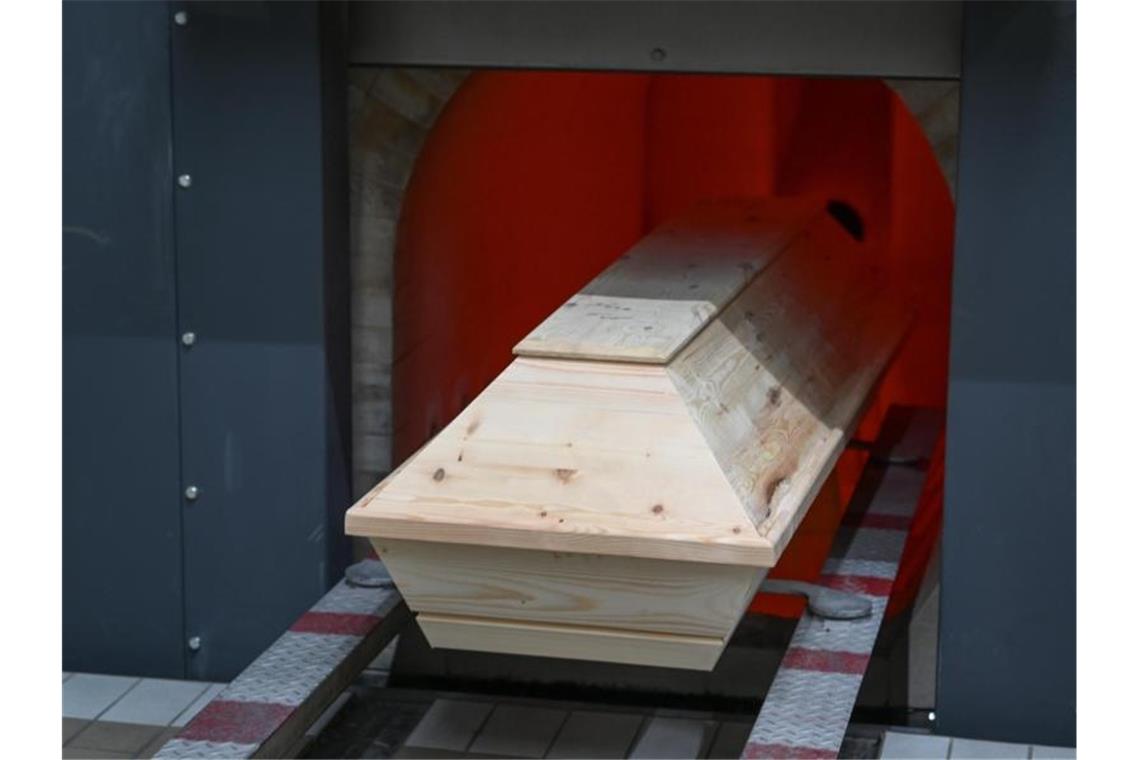 Südwest: Fast 30 Prozent mehr Menschen über 65 gestorben Ein Sarg wird in den Ofen des Krematoriums zur Einäscherung hineingefahren. Foto: Felix Kästle/dpa/Symbolbild