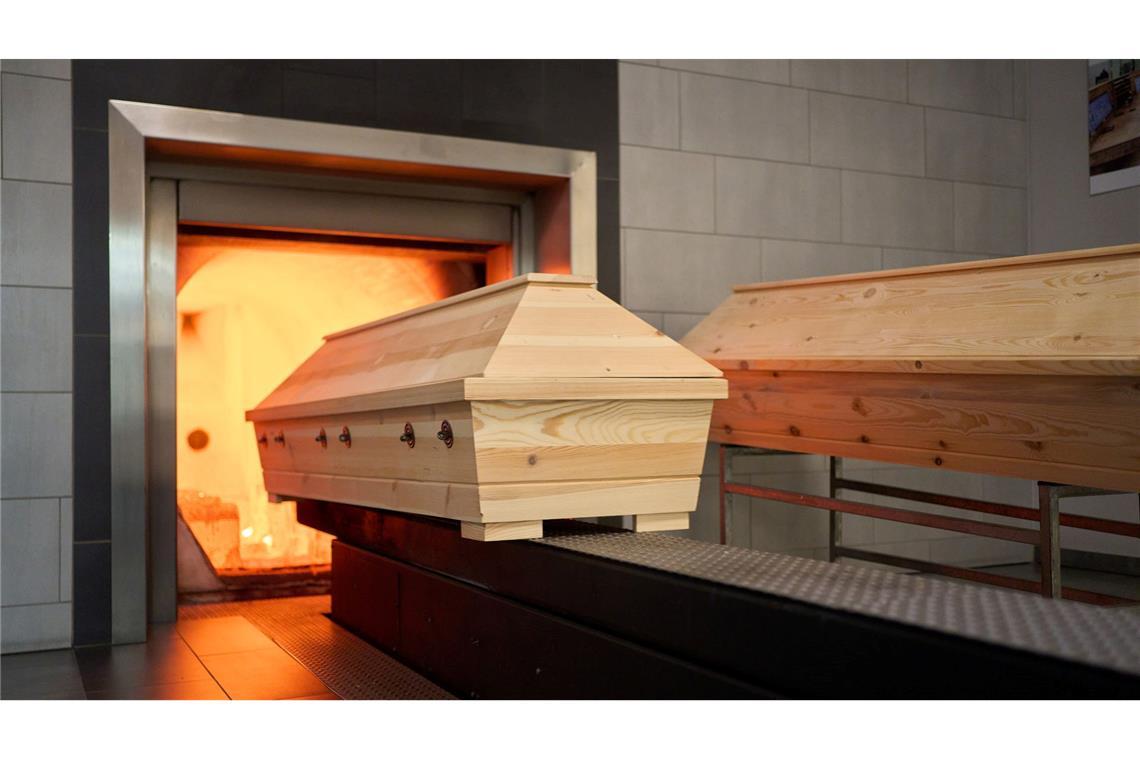 88-Jährige in Tschechien irrtümlich für tot erklärt Ein Sarg wird in einem Krematorium verbrannt. (Symbolbild)