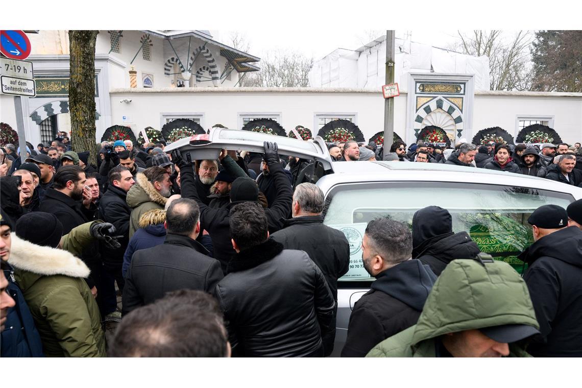 Ein Sarg wird nach dem Trauergebet vor der Beerdigung eines 62-Jährigen vor der Neuköllner Sehitlik-Moschee in einen Leichenwagen verladen.