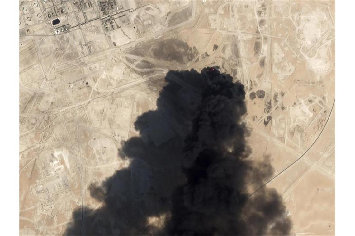 Ein Satellitenbild zeigt aus der attackierten Raffinerie aufsteigenden schwarzen Rauch. Foto: Uncredited/Planet Labs Inc/AP