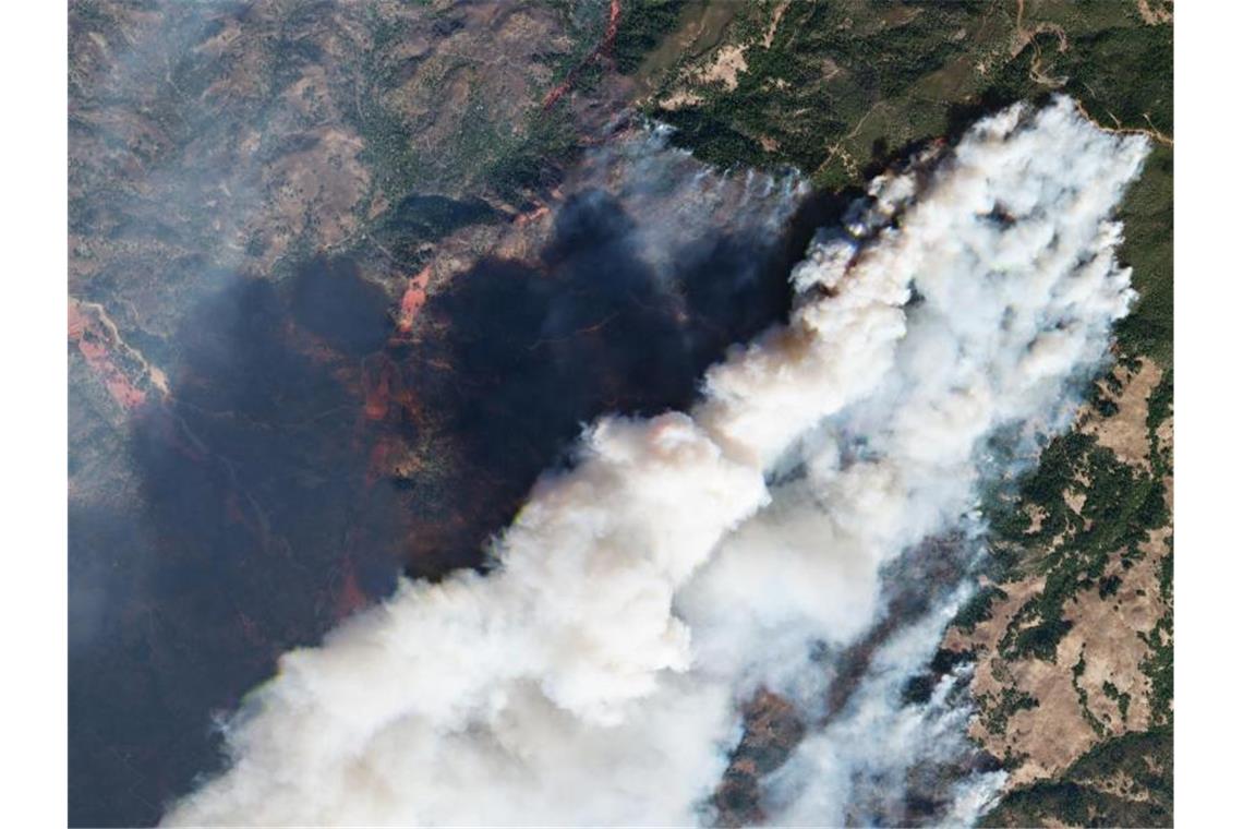 Ein Satellitenbild zeigt das Ausmaß der Waldbrände in Sonoma County in Nordkalifornien. Foto: -/Planet Labs Inc./dpa
