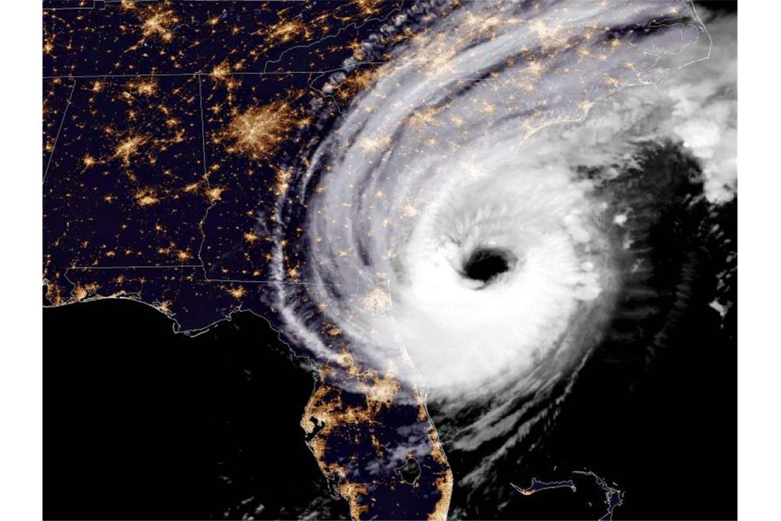 Zahl der Hurrikan-Toten steigt - Unwetter an US-Küste Ein Satellitenbild zeigt den Hurrikan Dorian bei Nacht vor der Küste des US-Bundesstaats Georgia. Foto: Noaa/Planet Pix via ZUMA Wire