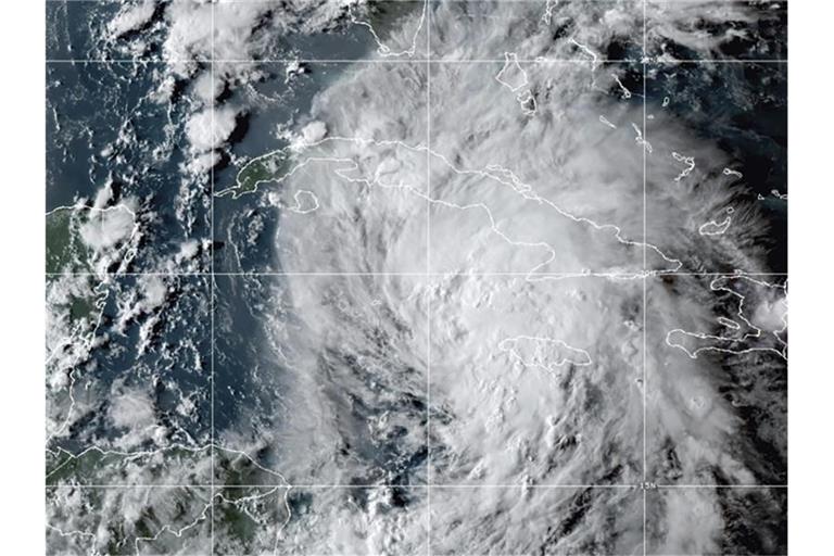 Ein Satellitenbild zeigt den Tropensturm „Ida“. Foto: -/NOAA/AP/dpa