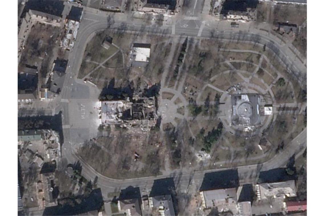 Krieg gegen die Ukraine: So ist die Lage Ein Satellitenfoto zeigt die Innenstadt des schwer umkämpften Mariupol, unter anderem das zerstörte Theater der Stadt. Foto: Planet Labs Pbc/Planet Labs PBC/AP/dpa