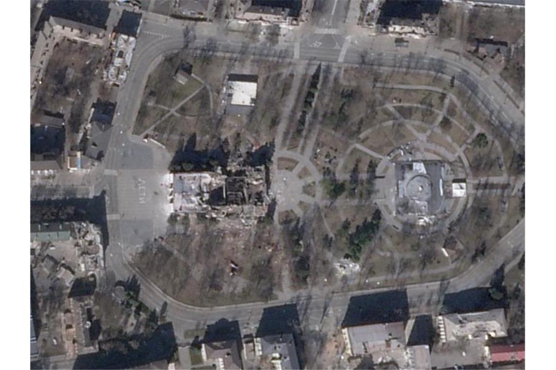 Ein Satellitenfoto zeigt die Innenstadt des schwer umkämpften Mariupol, unter anderem das zerstörte Theater der Stadt. Foto: Planet Labs Pbc/Planet Labs PBC/AP/dpa