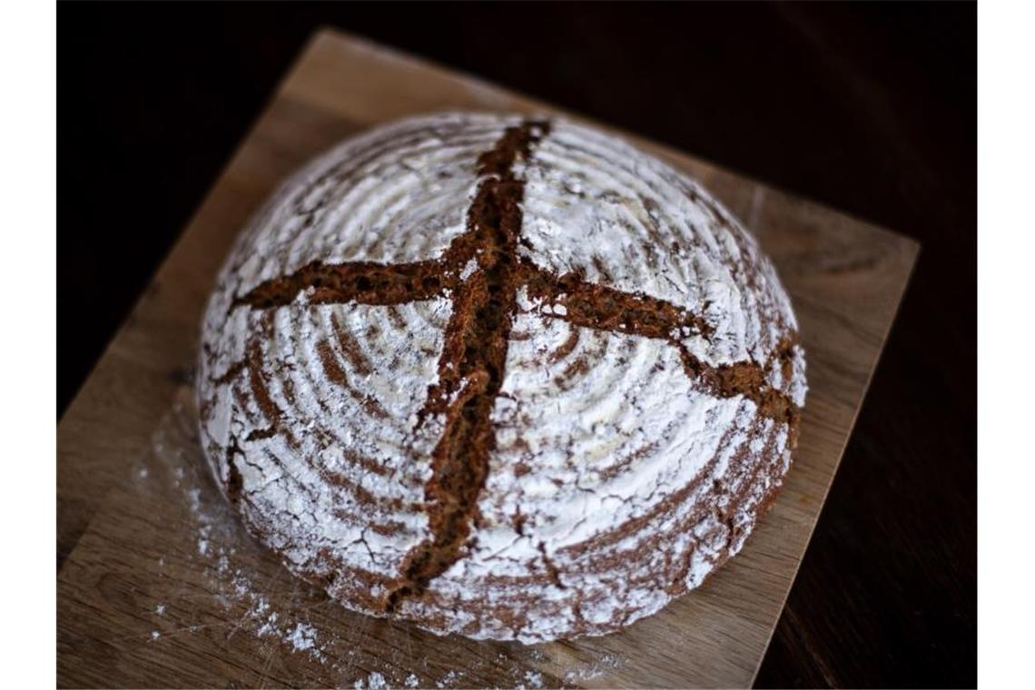 Krieg in einer Kornkammer Europas: Brot könnte teurer werden Ein Sauerteigbrot liegt auf einem Tisch. Foto: Sina Schuldt/dpa/Illustration