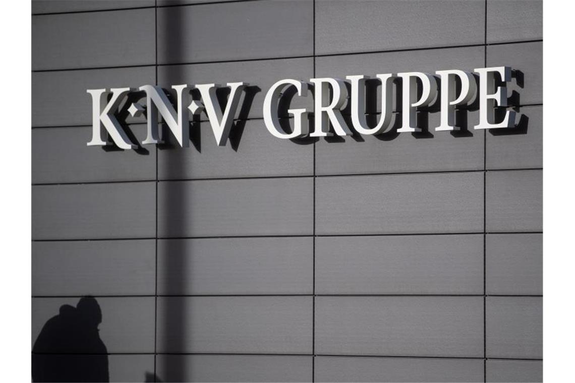 Zeitfracht übernimmt Buchgroßhändler KNV zum 1. August Ein Schatten unter dem Schriftzug des Buch- und Mediengroßhandelunternehmens Koch, Neff & Volckmar GmbH (KNV). Foto: Marihan Murat/Archiv
