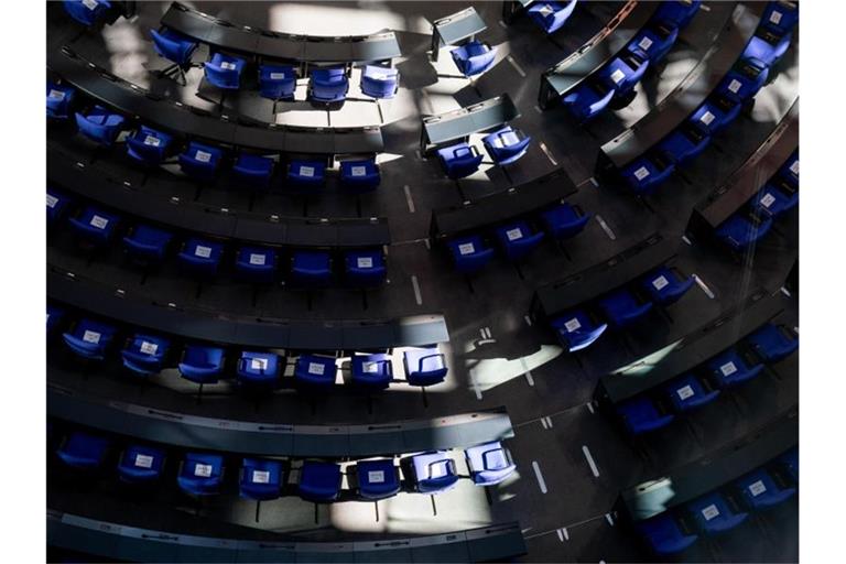 Ein Schattenspiel im Plenum des Deutschen Bundestags. Foto: Kay Nietfeld/dpa