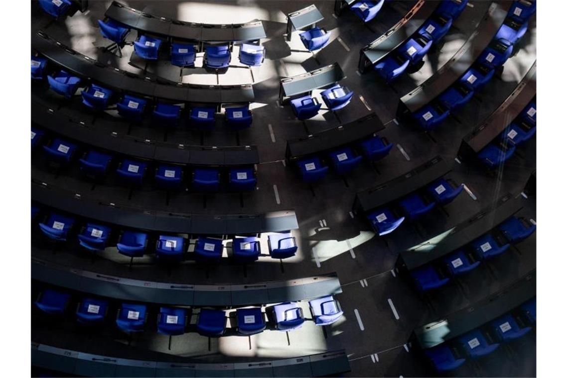 Ein Schattenspiel zeichnet sich im Plenum des Bundestags zu Beginn der Sitzungswoche ab. Foto: Kay Nietfeld/dpa