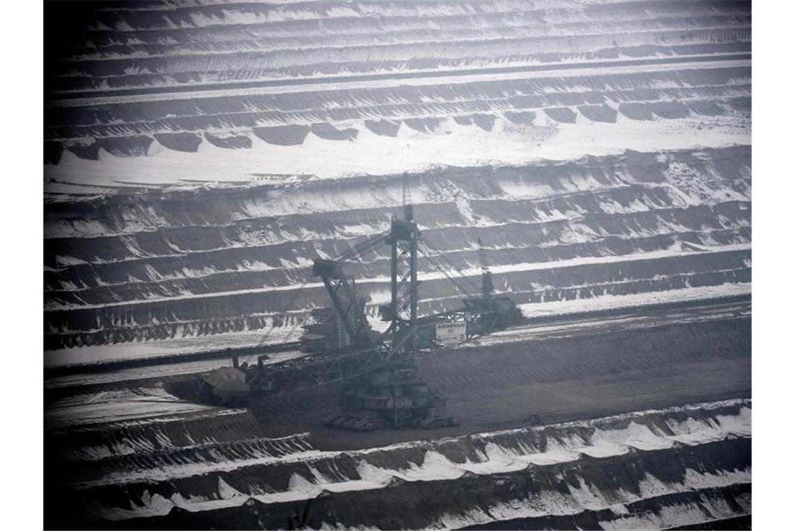 Deutschland soll spätestens 2038 aus der Kohle raus Ein Schaufelradbagger arbeitet im verschneiten Tagebau Hambach. Foto: Federico Gambarini