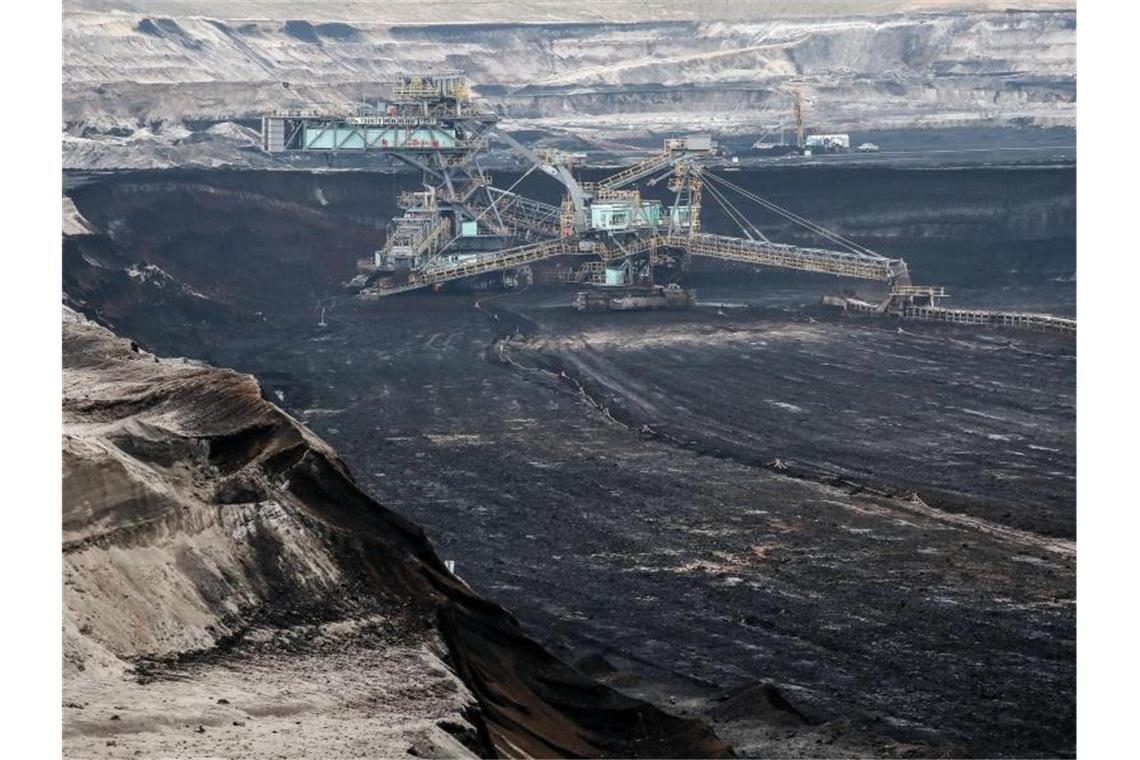 Kohle für Kohleregionen: Regierung will Signal senden Ein Schaufelradbagger fördert Braunkohle aus einem Flöz im Tagebau Profen in Sachsen-Anhalt. Foto: Jan Woitas