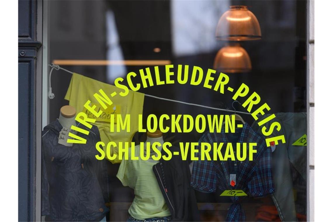 Corona hilft dem „Laden um die Ecke“ Ein Schaufenster eines Ladens für Berufsbekleidung in der Neustadt in Dresden. Foto: Robert Michael/dpa-Zentralbild/dpa