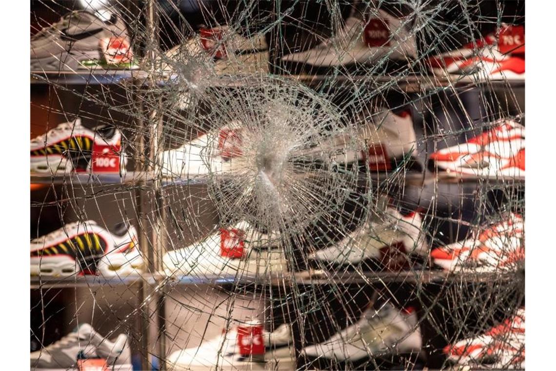 Ein Schaufenster eines Schuhladens in der Königstraße wurde stark beschädigt. Foto: Christoph Schmidt/dpa