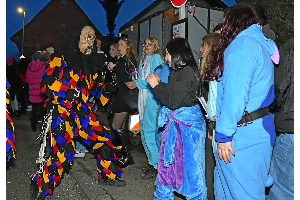 Ein Schbiallomba-Schlotzer beim Konfettiangriff. Nachtumzug der Schbiallomba-Sch...