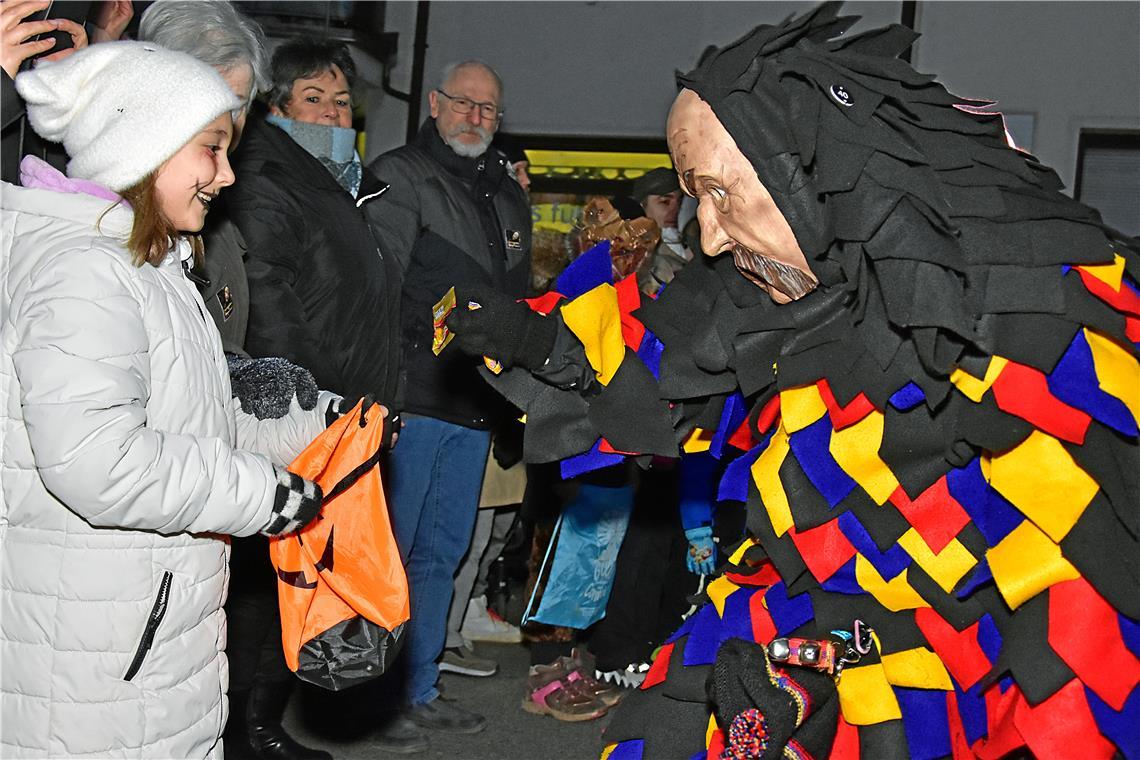Ein Schbiallomba-Schlotzer beim Süßi verteilen. Nachtumzug der Schbiallomba-Schl...