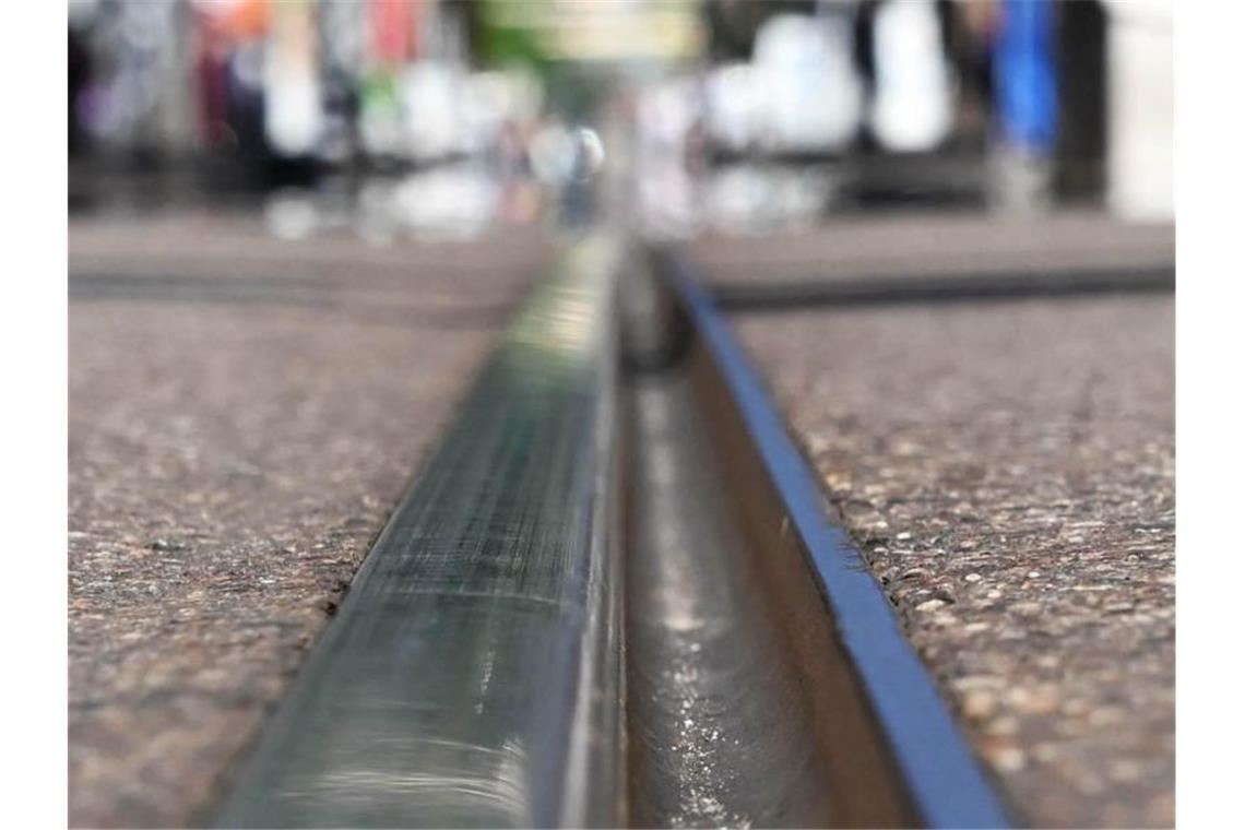 Ein Schienenstrang der Straßenbahn, aufgenommen in der Karlsruher Innenstadt. Foto: Uli Deck/dpa/Archivbild