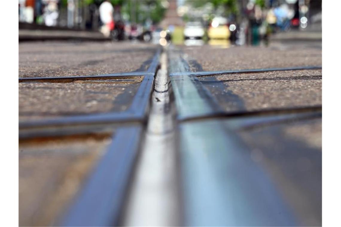 Klebrige Masse in Karlsruher Schienen stoppt Bahnverkehr Ein Schienenstrang der Straßenbahn in der Karlsruher Innenstadt. Foto: Uli Deck/dpa/archivbild