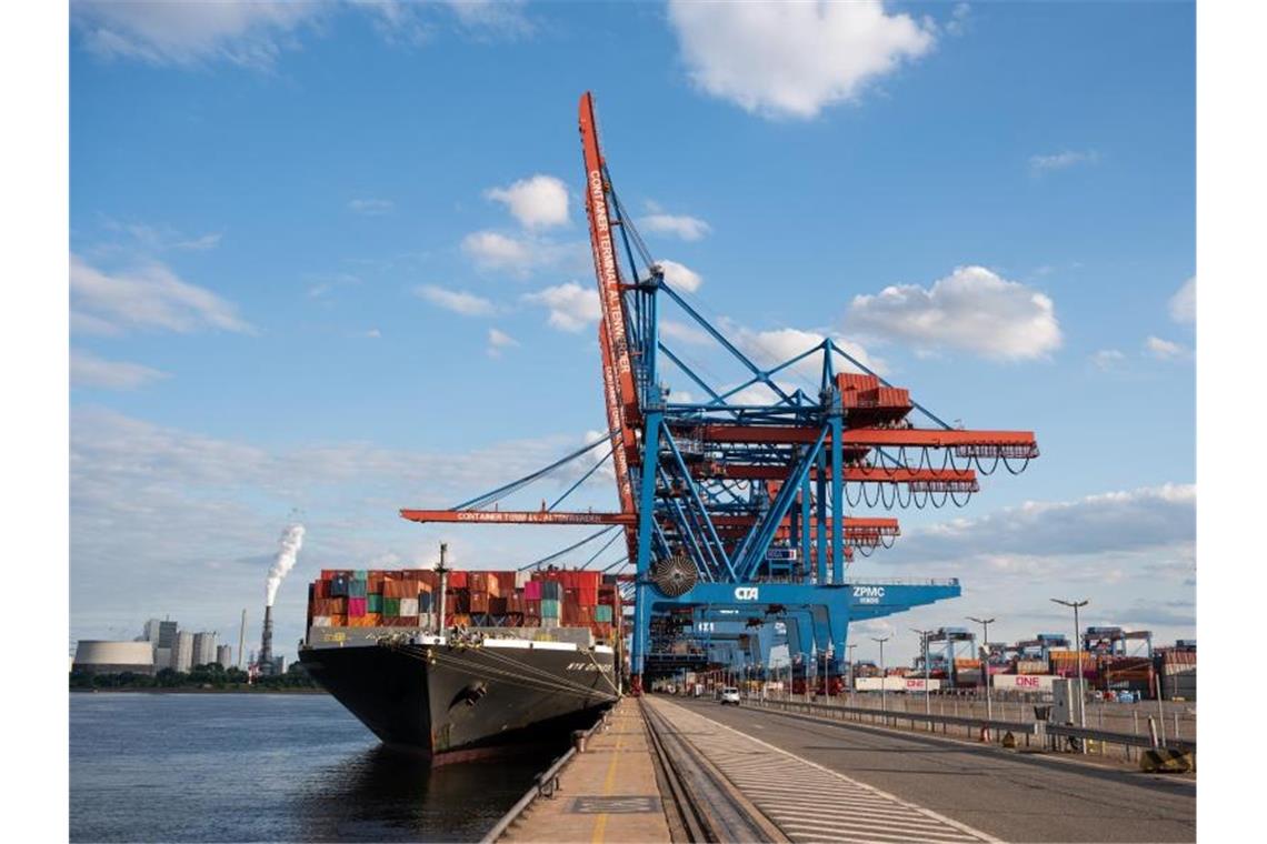 Ein Schiff am Container Terminal Altenwerder im Hamburger Hafen. Der deutsche Export ist wieder angezogen. Foto: Daniel Reinhardt/dpa