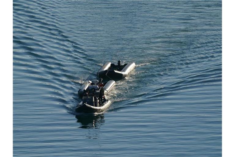 Ein Schiff der Border Force schleppt nach Zwischenfällen mit kleinen Booten im Ärmelkanal Boote, die vermutlich von Migranten benutzt werden. Foto: Gareth Fuller/PA Wire/dpa