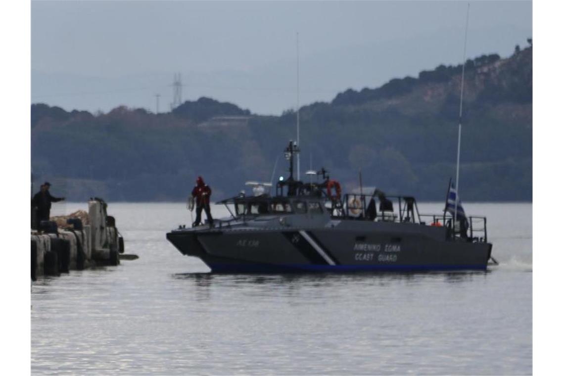 Sea-Watch rettet 180 Bootsmigranten - 30 Menschen gestorben Ein Schiff der griechischen Küstenwache legt an einem Hafen an. Foto: Andriana Soldatou/mypreveza.gr/AP/dpa/Archiv