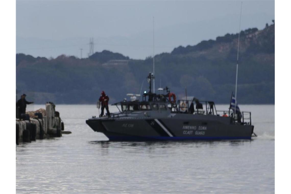 Ein Schiff der griechischen Küstenwache legt an einem Hafen an. Foto: Andriana Soldatou/mypreveza.gr/AP/dpa/Archiv