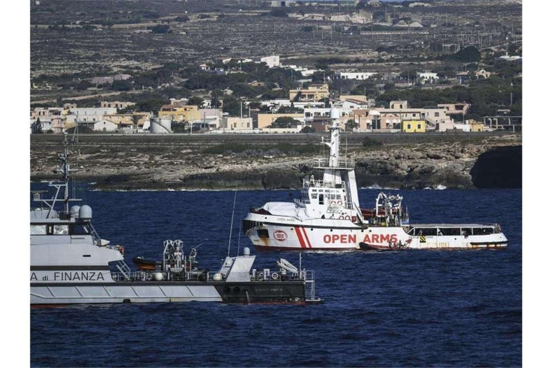 Ein Schiff der italienischen Guardia di Finanza neben dem Rettungsschiff „Open Arms“ vor der Küste Lampedusas. Foto: Salvatore Cavalli/AP