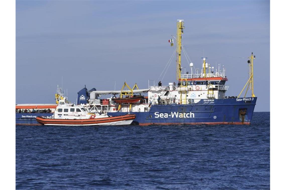 Sea-Watch-Odyssee endet mit Festnahme der Kapitänin Ein Schiff der italienischen Küstenwache nähert sich dem Rettungsschiff „Sea Watch 3“. Foto: Salvatore Cavalli/AP