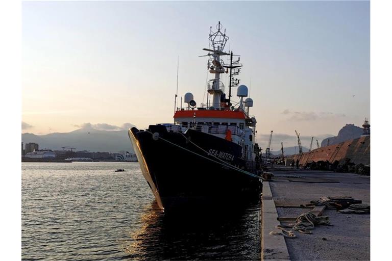 Ein Schiff der Seenotrettung. Symbolbild. Foto: Chris Grodotzki/Sea-Watch/dpa