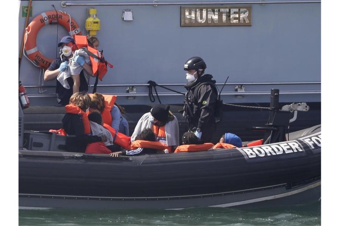 Mehr als 400 Migranten wagen Ärmelkanal-Überquerung Ein Schiff des britischen Grenzschutzes bringt eine Gruppe von Migranten nach Dover. Foto: Kirsty Wigglesworth/AP/dpa