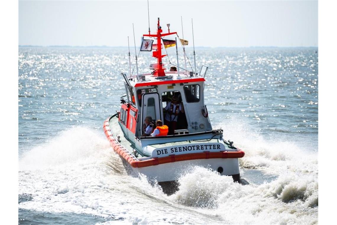 Ein Schiff Deutschen Gesellschaft zur Rettung Schiffbrüchiger (Symbolbild). Foto: Mohssen Assanimoghaddam/dpa