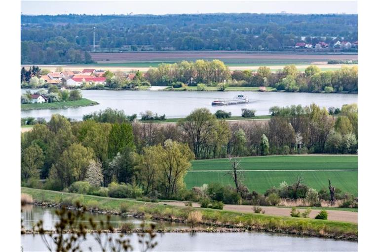 Ein Schiff fährt auf der Donau in der Oberpfalz. Foto: Armin Weigel/dpa/Archivbild