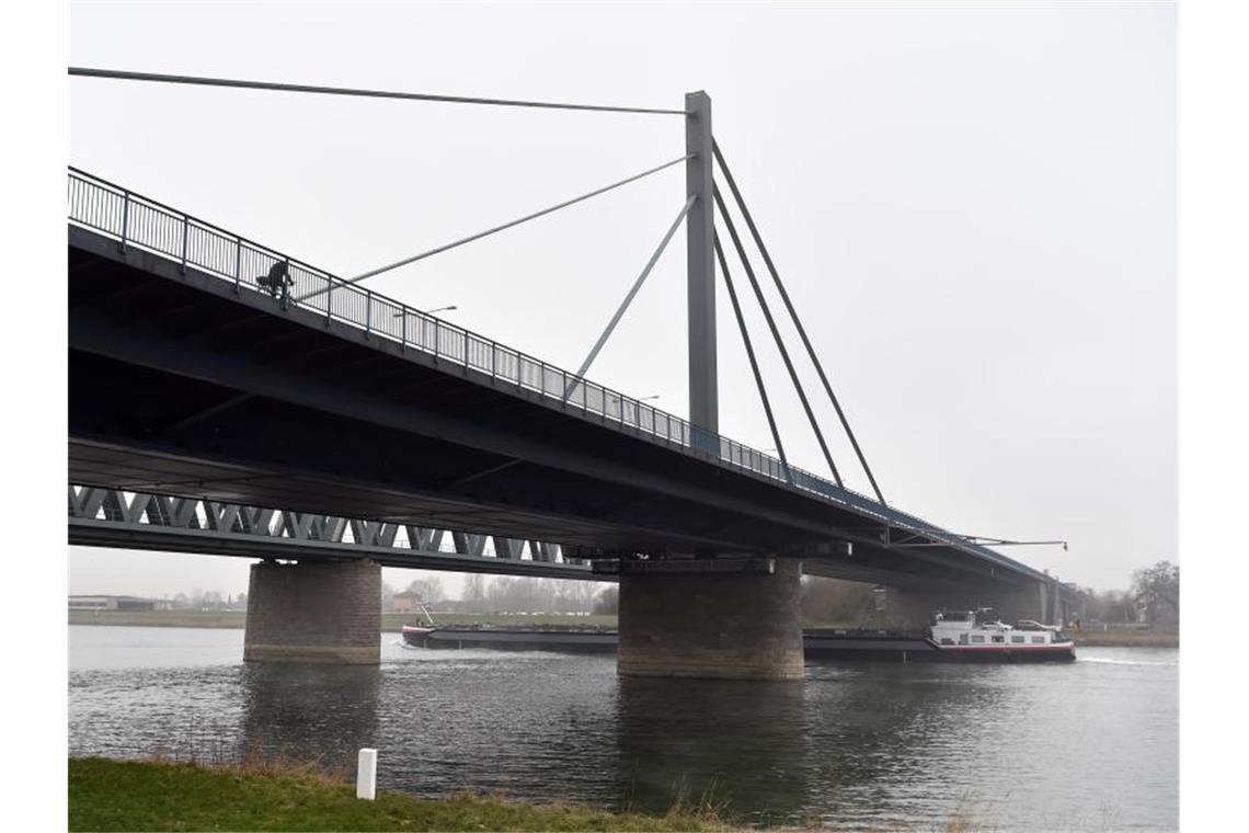 Karlsruher Rheinbrücke am Wochenende für Sanierung gesperrt Ein Schiff fährt under der Rheinbrücke Karlsruhe Maxau hindurch. Foto: Uli Deck/dpa/Archivbild