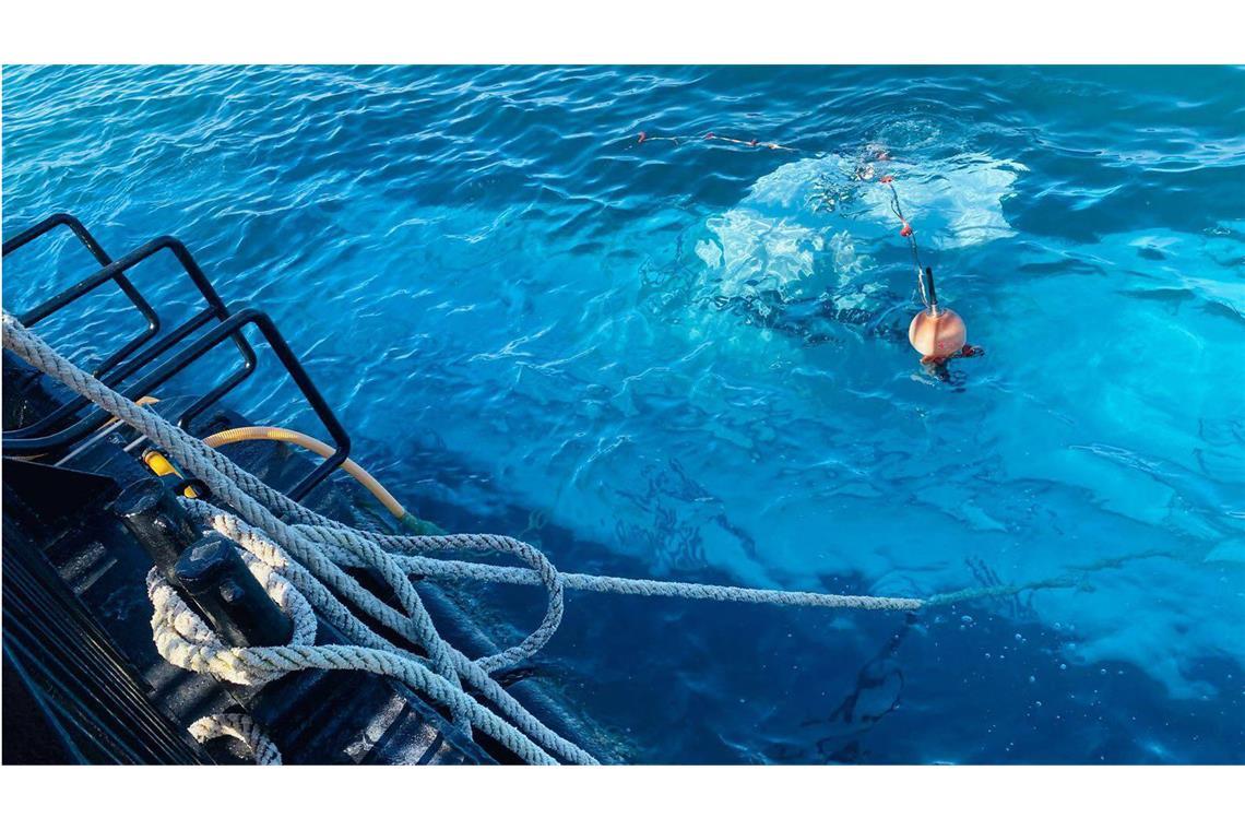 Wie (un)sicher sind Touristen-(U)-Boote im Roten Meer? Ein Schiff hat ie Rettungsstelle für das gesunkene Touristen-U-Boot im Roten Meer vor der Küste von Hurghada ausgeworfen.