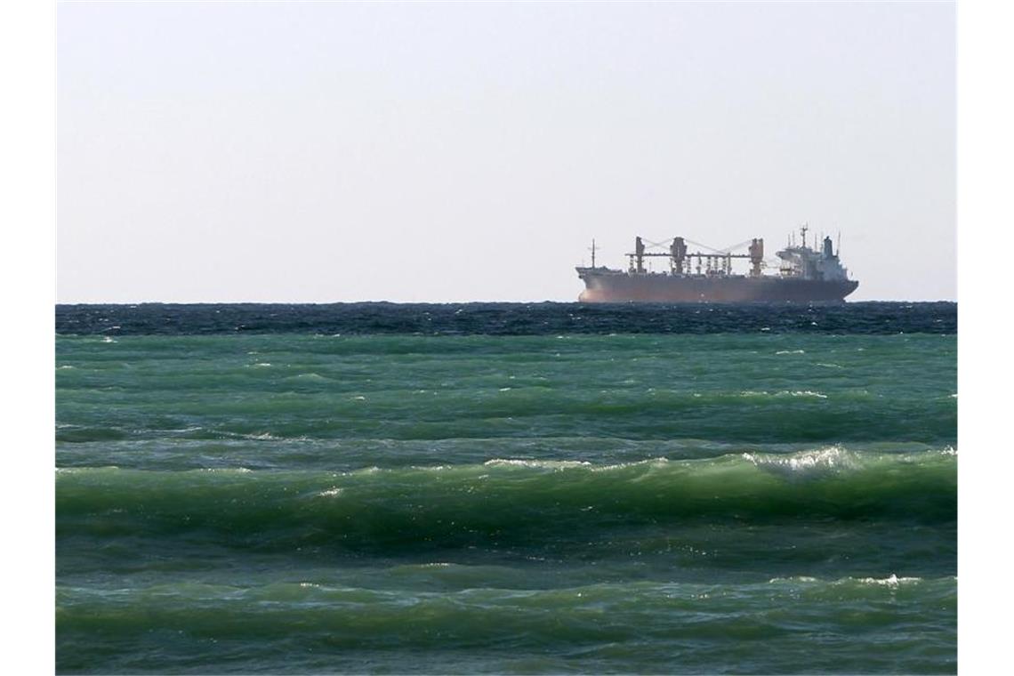 Iran setzt ausländischen Tanker fest und verhaftet Crew Ein Schiff im Persischen Golf: Die USA haben offensichtlich Probleme, breite Unterstützung für ihre Initiative für mehr Kriegsschiffe in der Region zu finden. Foto: Ali Haider/EPA