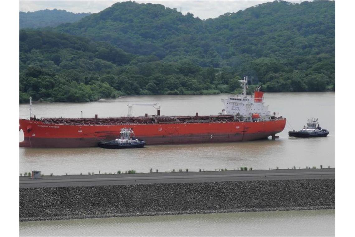 Klimawandel wird zur Herausforderung für den Panamakanal Ein Schiff passiert den Panamakanal. Foto: Denis Düttmann/dpa