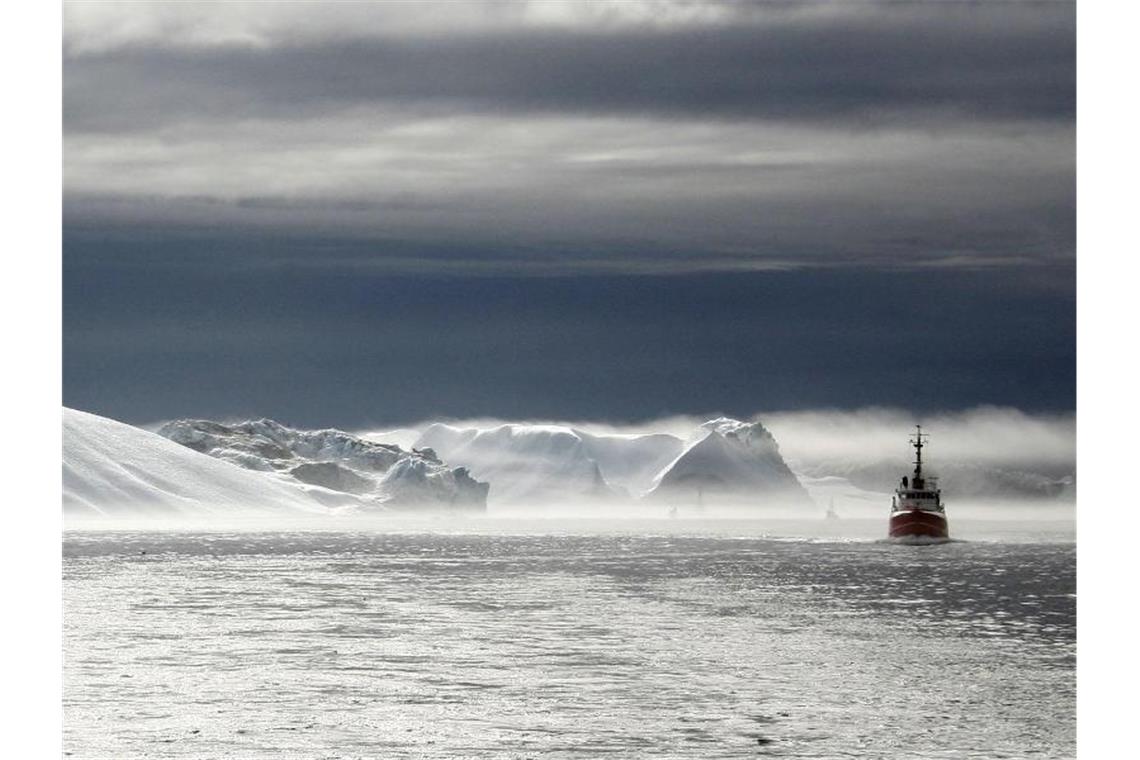 Ein Schiff vor der Küste von Grönland. Zum Missmut des US-Präsidenten steht die Insel nicht zum Verkauf. Foto: Michael Kappeler