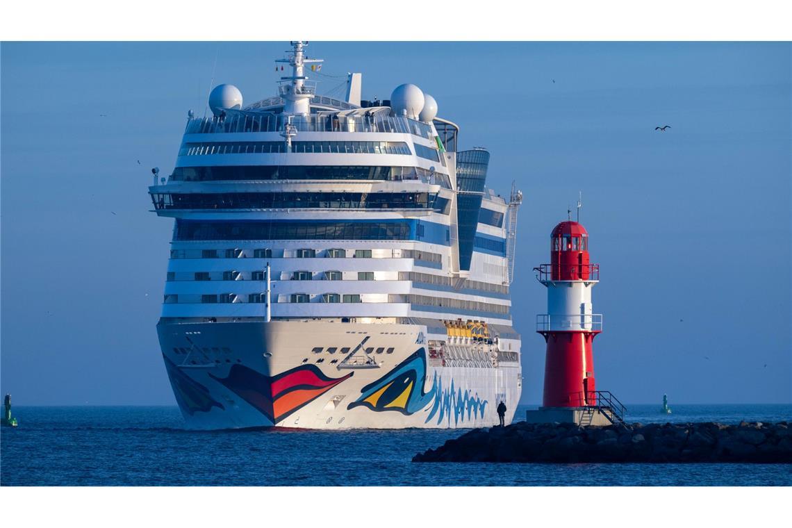 Bilder des Tages Ein Schiff wird kommen....Die "AIDAmar" eröffnet am Sonntag die diesjährige Kreuzfahrtsaison in Warnemünde.