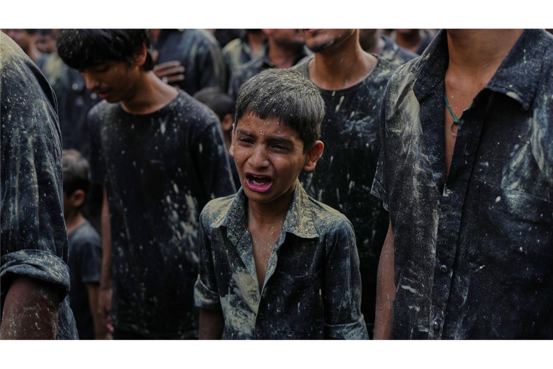 Ein schiitischer Junge trauert während einer Aschura-Prozession in Mumbai zum Gedenken an den Tod von Imam Hussein, dem Enkel des Propheten Mohammed, im 7. Jahrhundert.