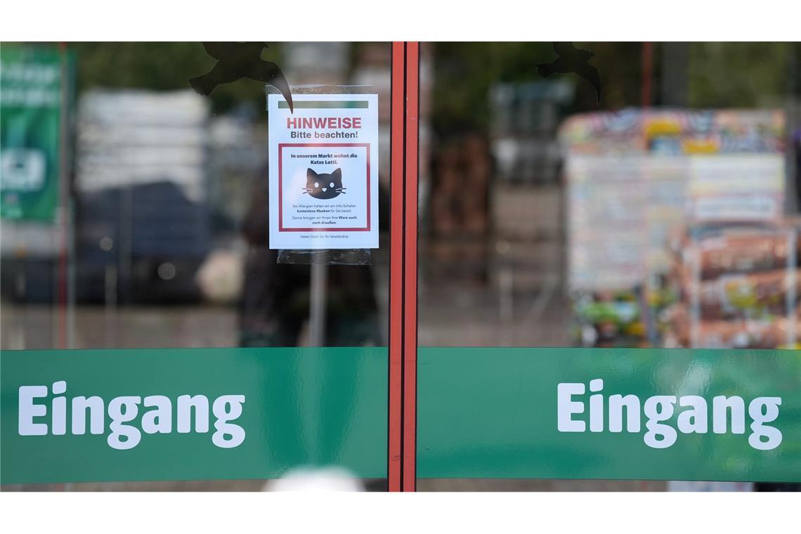 Ein Schild am Eingang weist auf Lotti hin.