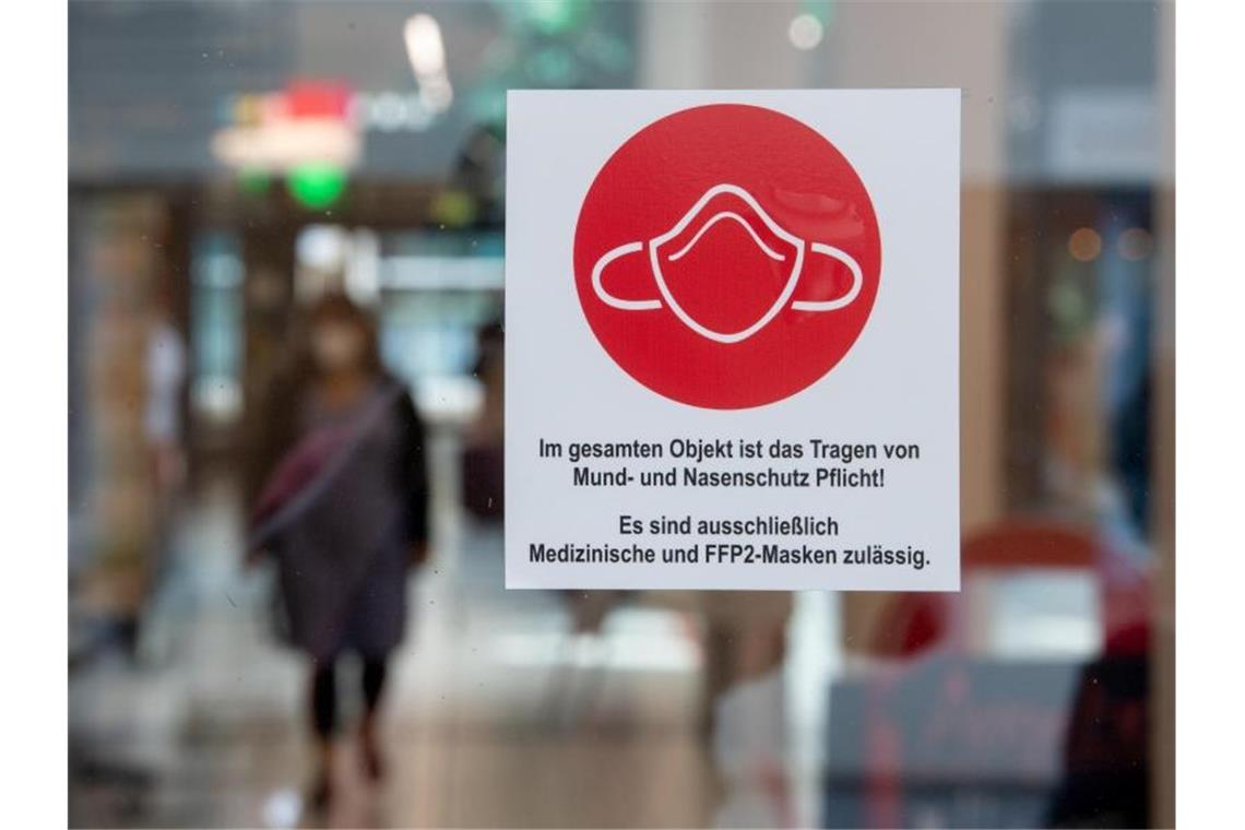 Seit Wochen steigt sie stetig an: Inzidenz bei 16,9 Ein Schild am Eingang zu einer Einkaufspassage weist auf das Tragen von Mund- und Nasenschutz hin. Foto: Hendrik Schmidt/dpa-Zentralbild/dpa