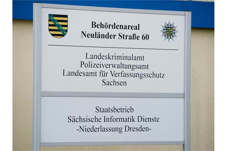 Ein Schild am Haupteingang des Landeskriminalamts Sachsen (LKA). Foto: Sebastian Kahnert/dpa-Zentralbild/ZB