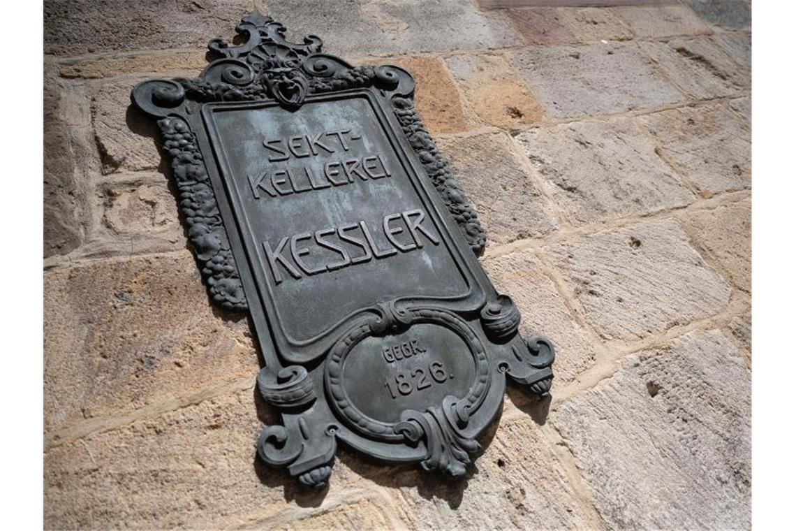 Ein Schild am Keller weist auf die Sektkellerei Kessler hin. Foto: Sebastian Gollnow/dpa