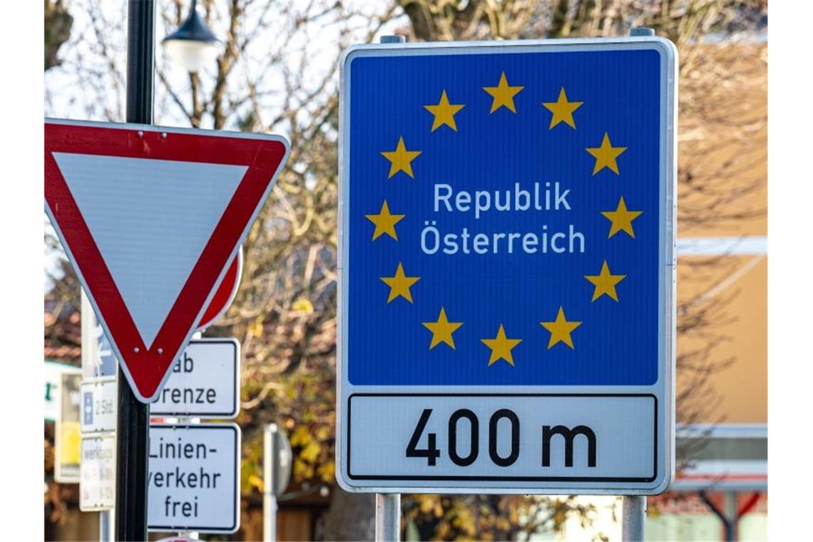 Ein Schild an der Grenze zwischen Deutschland und Österreich. Die Sieben-Tage-Inzidenz steht in Österreich bei rund 1000. Foto: Armin Weigel/dpa