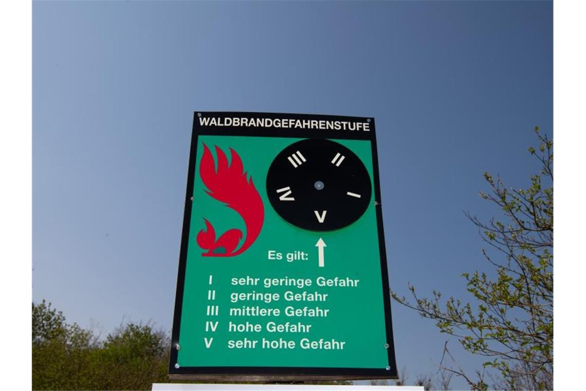 Hohe Waldbrandgefahr im Südwesten Ein Schild an einem Waldweg weist auf die Waldbrandstufe fünf hin. Foto: Soeren Stache/dpa/Archivbild