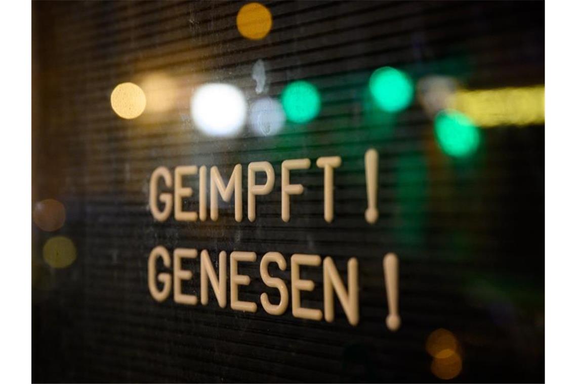 Verwaltungsgerichtshof: Schuhgeschäft klagt gegen 2G-Regel Ein Schild an einer Bar weist auf die 2G-Regel hin. Foto: Robert Michael/dpa-Zentralbild/dpa/Symbolbild